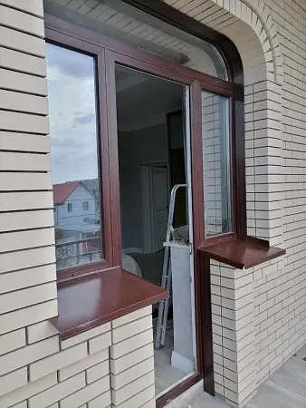 Входная дверь с окнами, коричневая ламинация