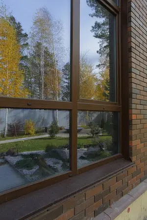 Пластиковое окно, коричневая ламинация